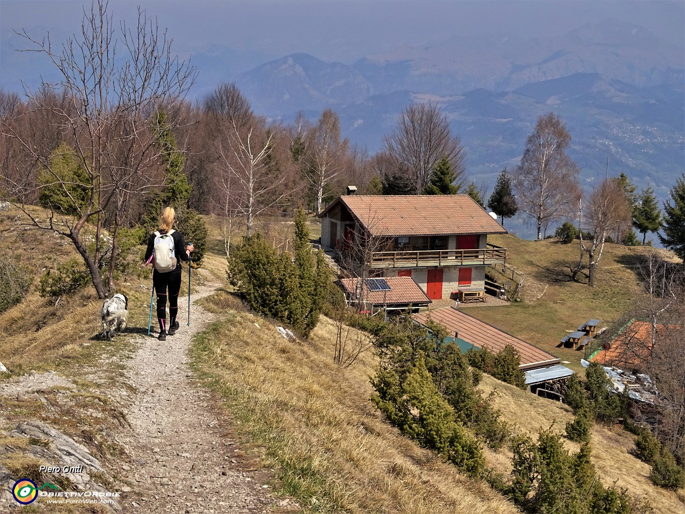 74 In discesa dalla vetta del Pizzo Cerro al Rif. I Lupi.JPG